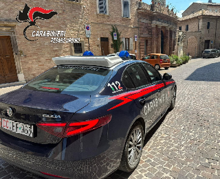 Urbino - Ruba 100 euro nell’auto del postino e strattona un passante, 33enne arrestato